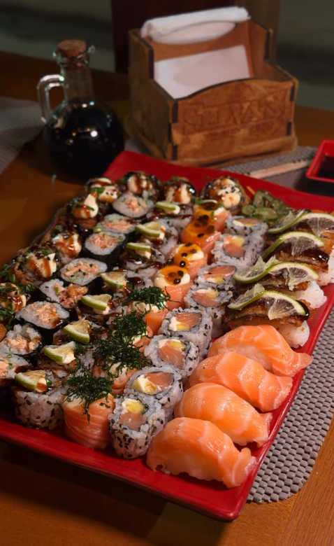 Combinado de sushi em destaque no Selva's Restaurante